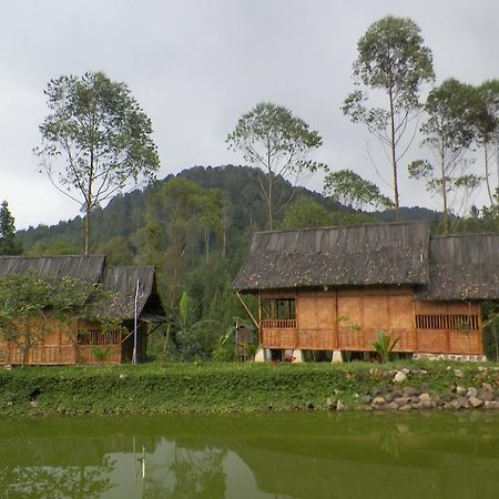 Villa Kampung Karuhun Sutan Raja Bandung Buitenkant foto