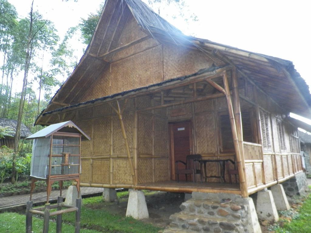 Villa Kampung Karuhun Sutan Raja Bandung Kamer foto