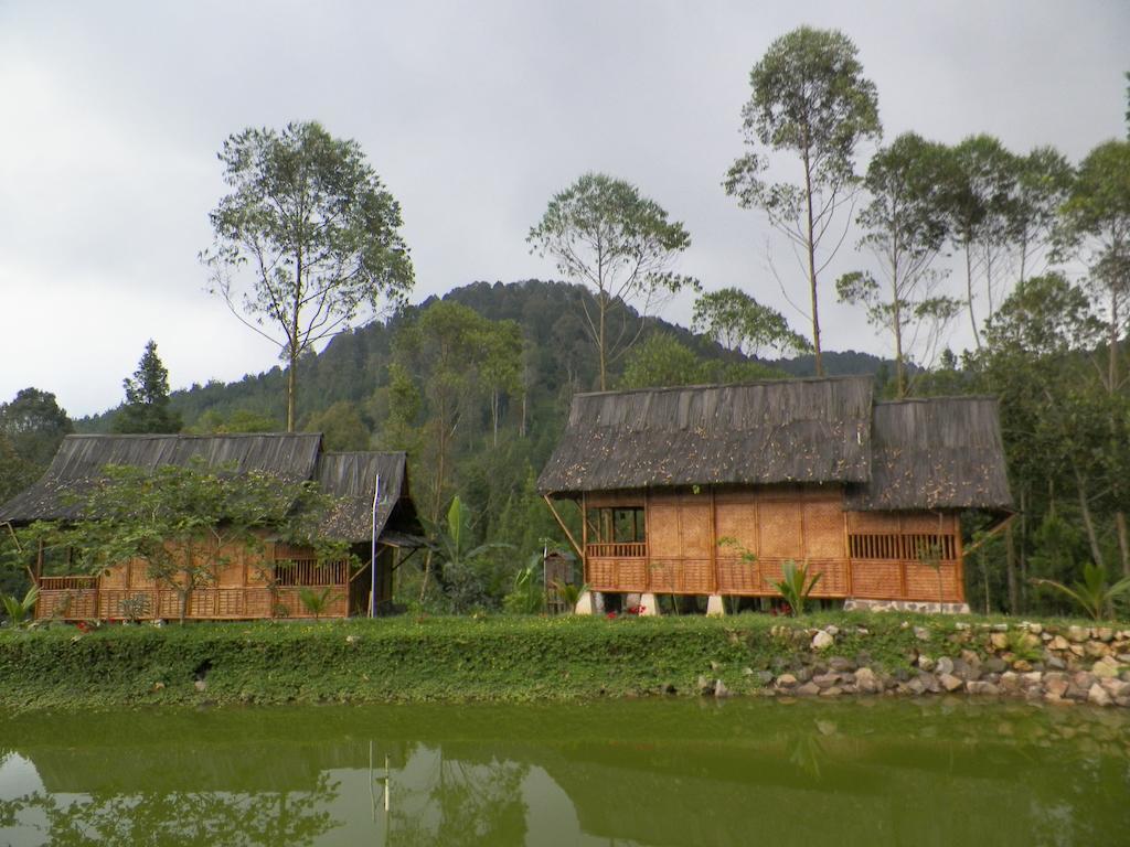 Villa Kampung Karuhun Sutan Raja Bandung Buitenkant foto