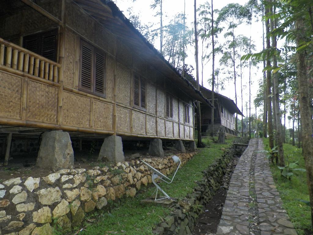 Villa Kampung Karuhun Sutan Raja Bandung Buitenkant foto